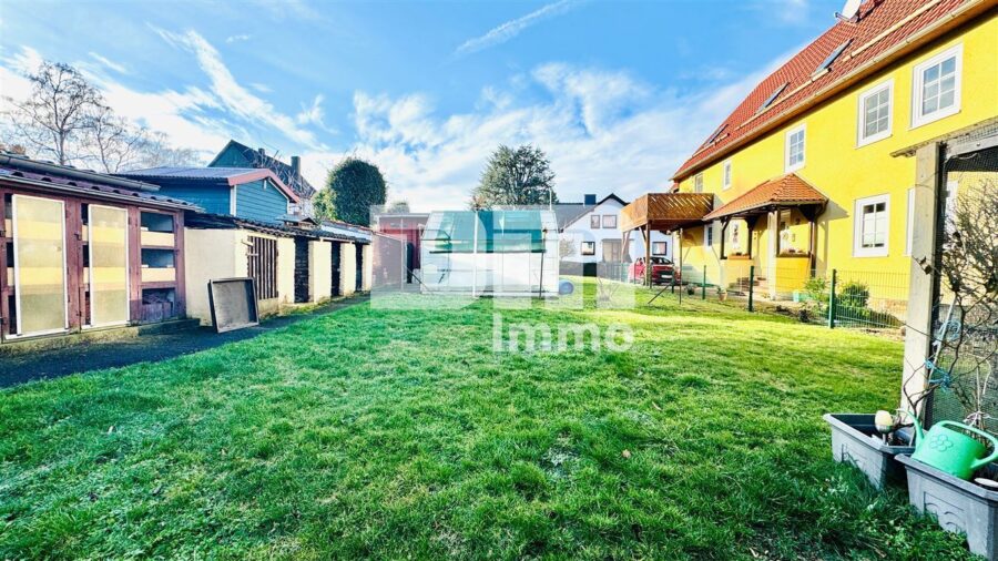 Schöne Doppelhaushälfte mit Nebengebäude, Garage und angelegtem Gartenbereich - Großer Gartenbereich